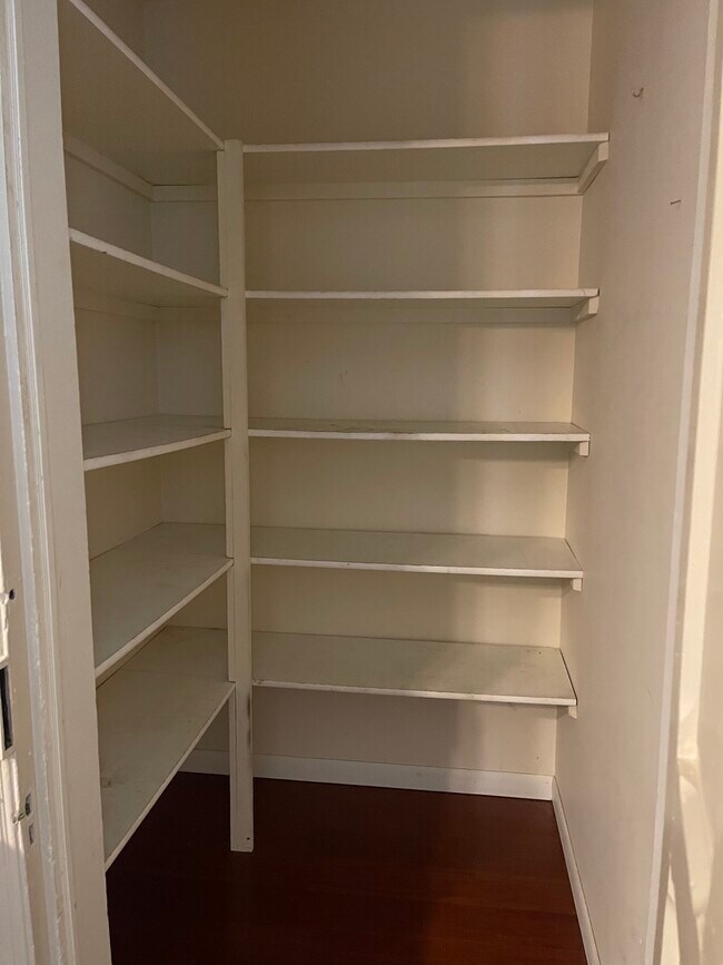 Building Photo - 710 N 6th St