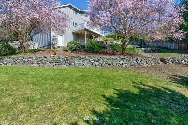 Building Photo - 3 Bedroom 2.5 Bath Hilltop Home w/Beautifu...