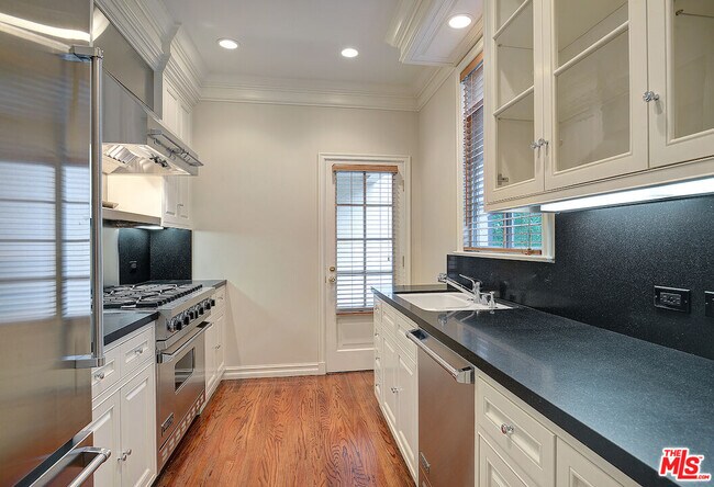 Building Photo - 149 S Rodeo Dr