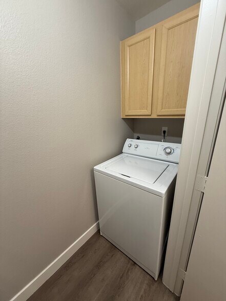 Building Photo - 950 Seven Hills Dr