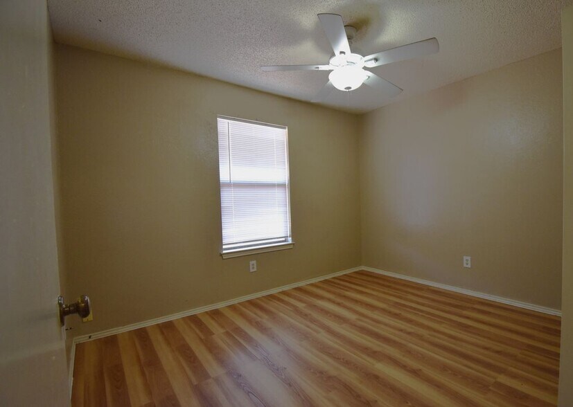 Building Photo - 1802 Rawhide Loop