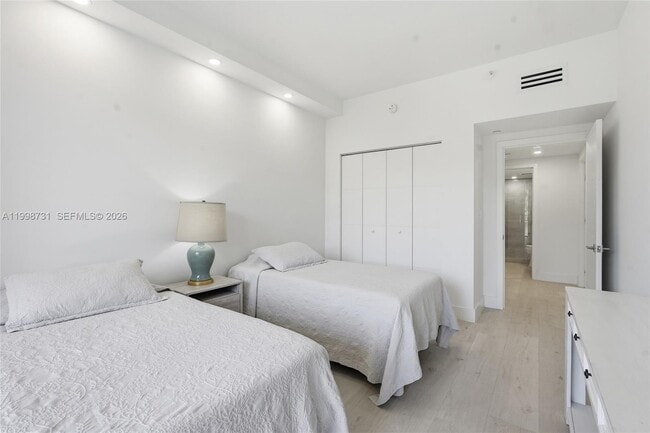 Building Photo - 251 Crandon Blvd