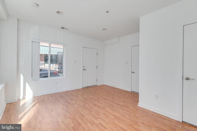 Building Photo - 228 W George St