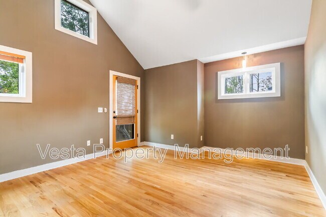 Building Photo - 318 Sulphur Springs Rd