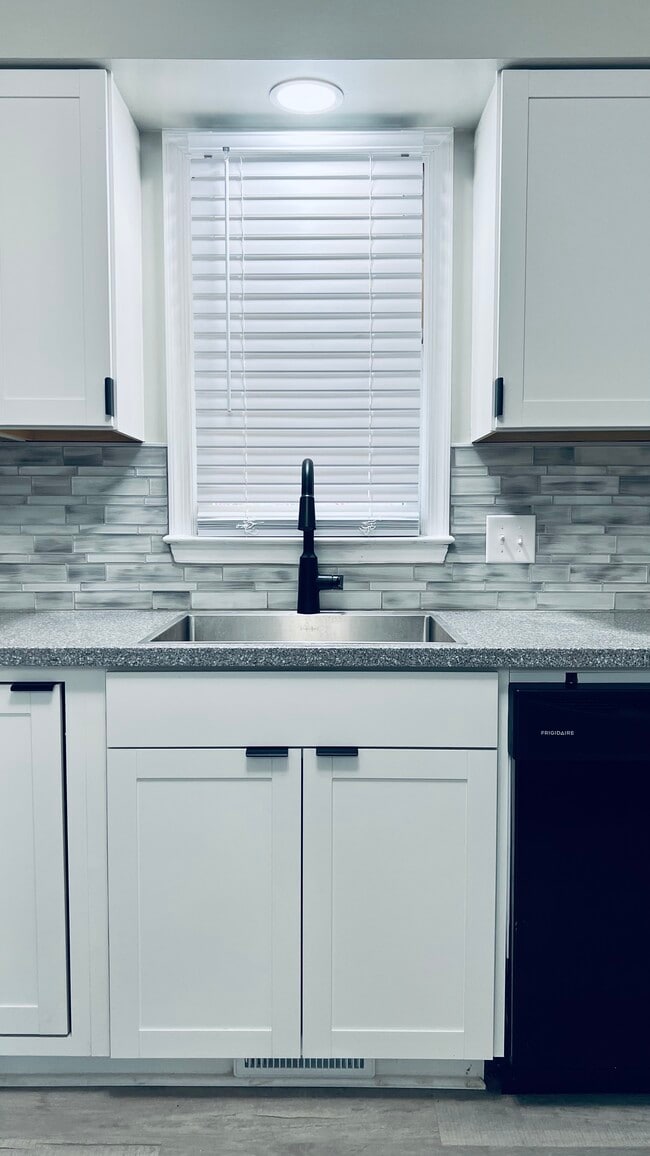 Building Photo - 516 Brent Rd