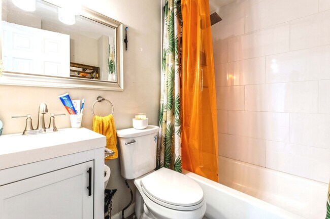 Building Photo - 604 N 8th St