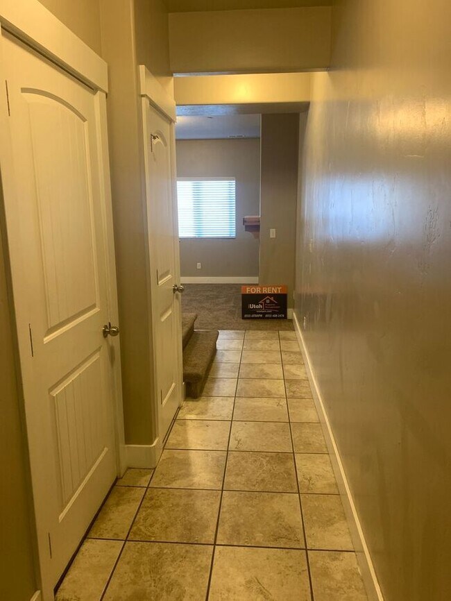 Building Photo - 3 bdrm 2 1/2 bth TownHome 2 Car Garage-Dog...