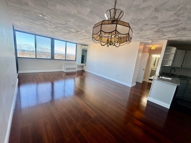 Building Photo - 77 Adams St