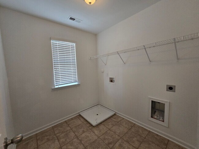 Building Photo - 271 River Oak St