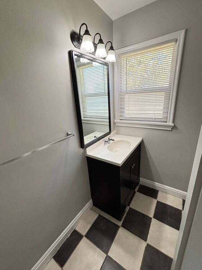 Building Photo - August Rent Free! 5 Bed 2 Bath Single Fami...