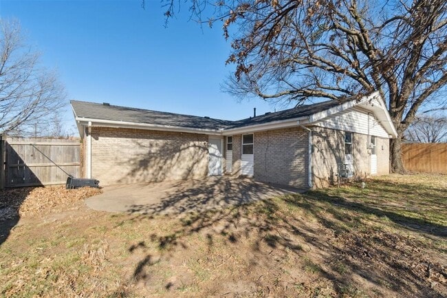 Building Photo - 4824 Elmview Dr