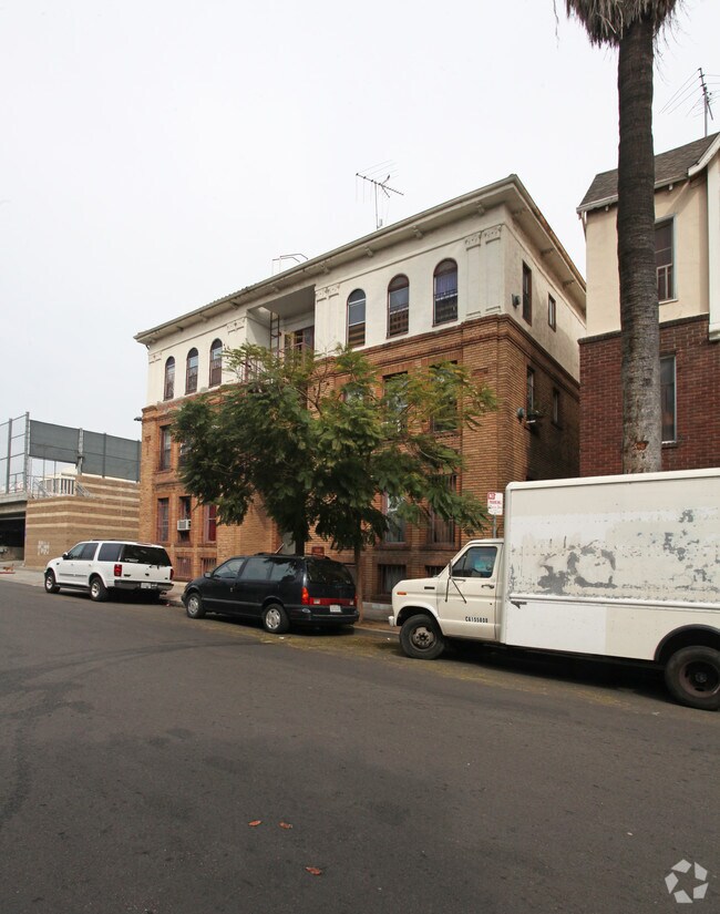 Building Photo - 1325 Ingraham St
