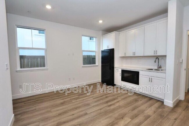 Building Photo - 3349 Hedgerow Ct