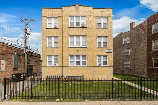 Building Photo - 1145 N LeClaire
