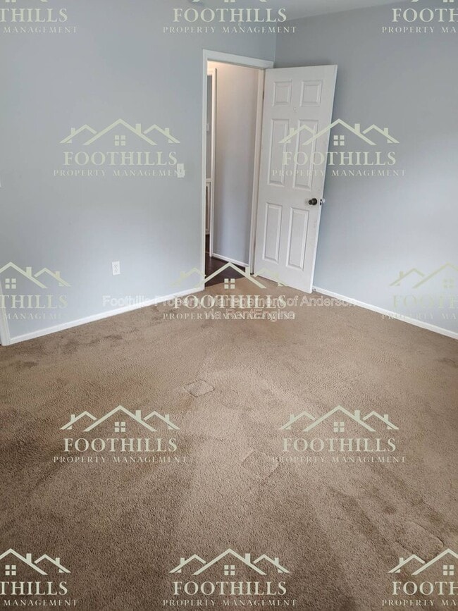 Building Photo - 213 Lake Forest Cir