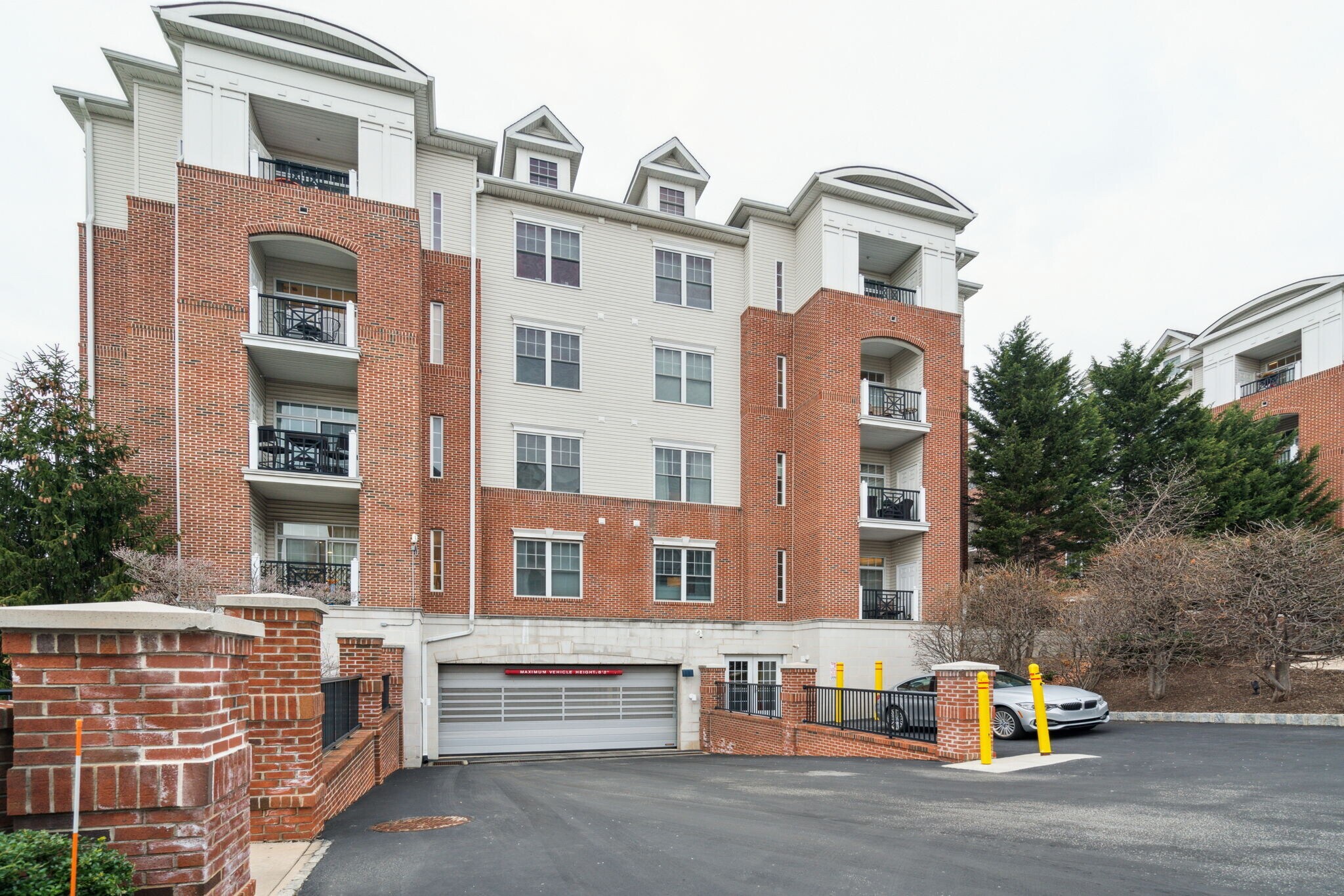 Building Photo - 300 W Elm St