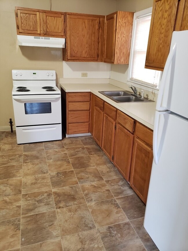 Building Photo - Nice 4 Bed 1.5 Bath Home in KCMO-Available in DECEMBER!!