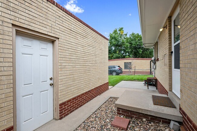 Building Photo - Fantastic Two Bedroom Duplex in University Neighborhood!