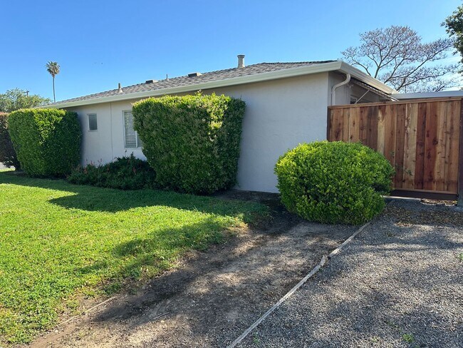 Building Photo - 3 Bedroom in Santa Clara