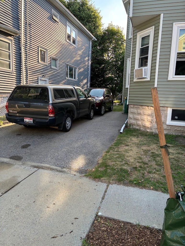 Wide driveway spots - 29 Rose St