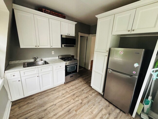 Building Photo - 145 Carpenter Ave