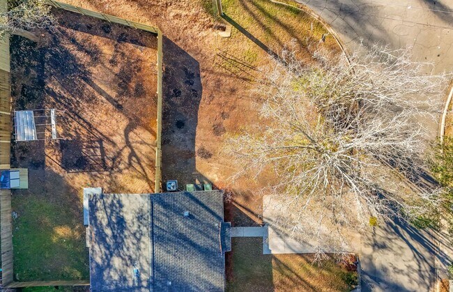 Building Photo - LOVELY & Modern NW 2/1 w/ New Flooring & Huge Privacy Fenced Yard that Inc Lawn Maintenance! Avai...