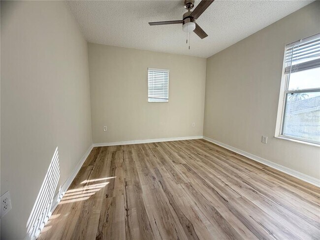 Building Photo - 246 Canna Dr