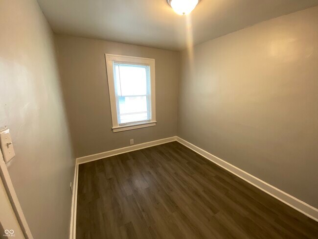 Building Photo - 402 N Bradley Ave