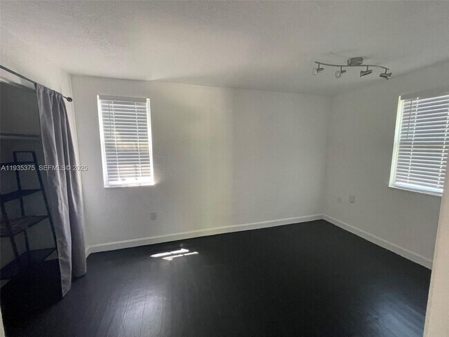 Building Photo - 210 NE 110th St