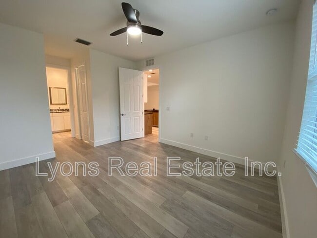 Building Photo - 2635 Starview Ave