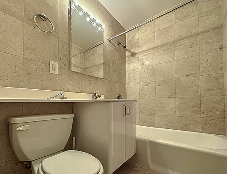 Building Photo - 117 W 87th St