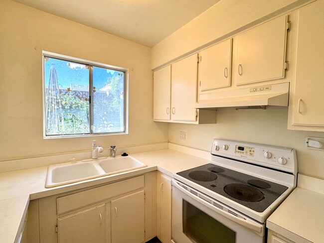 Building Photo - Eastside Townhome