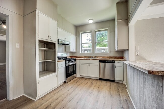 Building Photo - Freshly Updated 3 Bedroom House