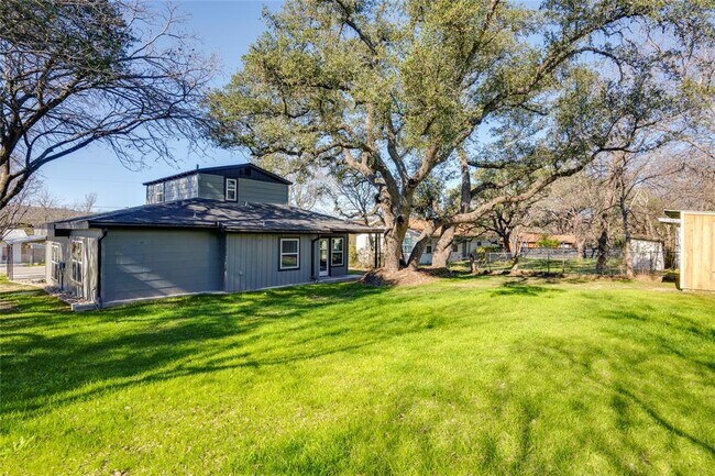 Building Photo - 809 N West St