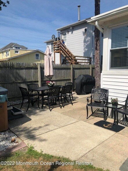 Building Photo - 1717 River Rd