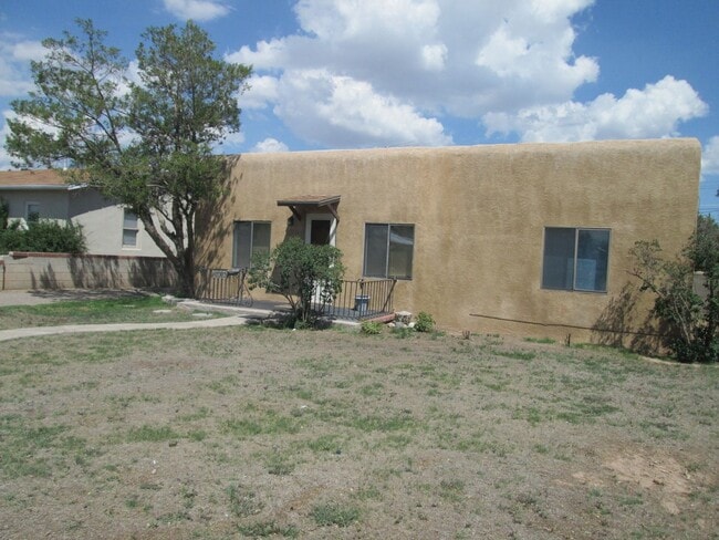 Building Photo - NEAR NORTH VALLEY PUEBLO 2 Bedroom  1 Bath...