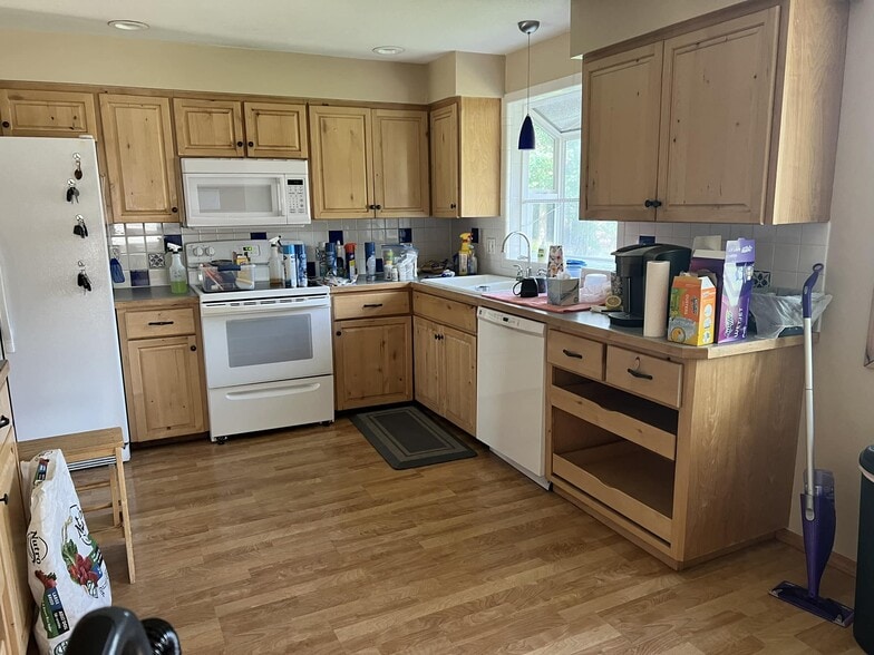 Kitchen - 1223 W Bellwood Dr