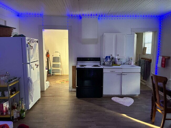 Building Photo - Awesome 2 Bed 1 Bath! Available June 1st!