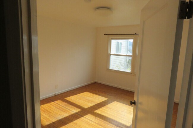 Building Photo - 2 Bedroom with VIEWS in Sunnyside Neighborhood