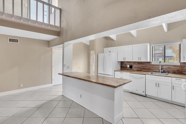 Building Photo - 2433 Southridge Rd