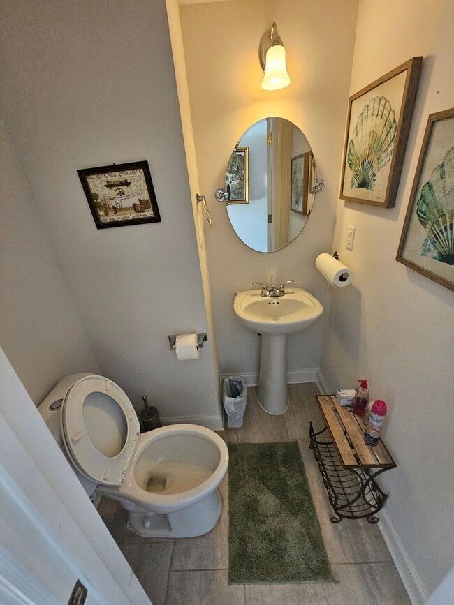 Building Photo - 3 bdrm 2.5 bath in downtown area