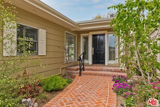 Primary Photo - 4211 W Toluca Lake Ln