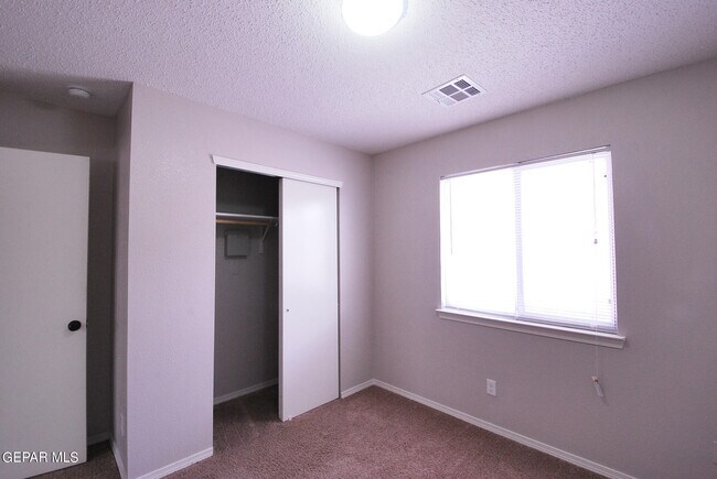 Building Photo - 610 Villas Del Valle Dr