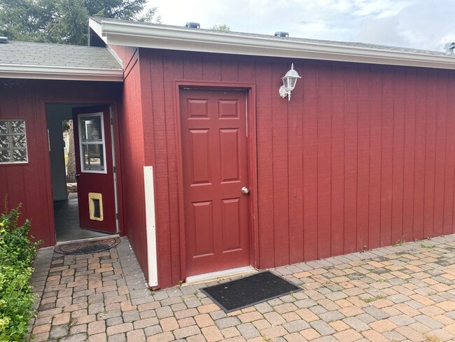 Building Photo - Rare 2BR 1BA Home with extra large 2 Car G...