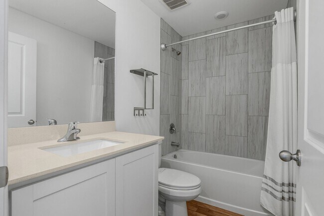 Building Photo - NOW AVAILABLE - 3/2 with 2 Car Garage in Mirror Lakes!
