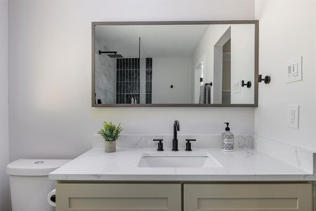 Building Photo - 2405 Trafalgar Dr