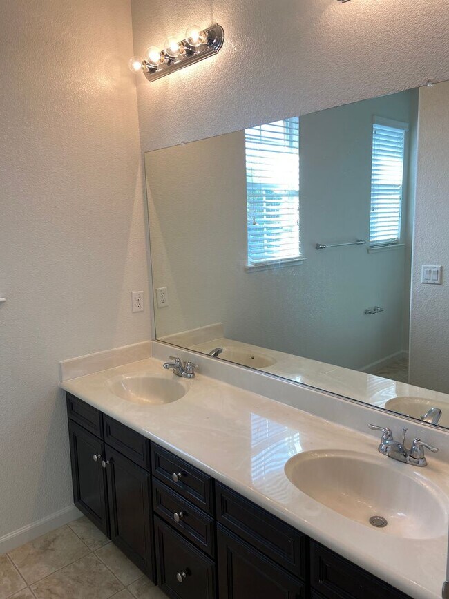 Building Photo - 4 Bedroom, 2.5 Bath - Located in Hideaway Treehouse Community