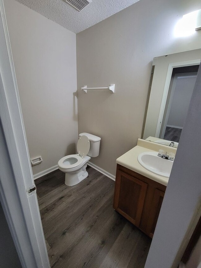 Building Photo - $1195 - 2/2 - Jefferson Square Apartment - Move in Special
