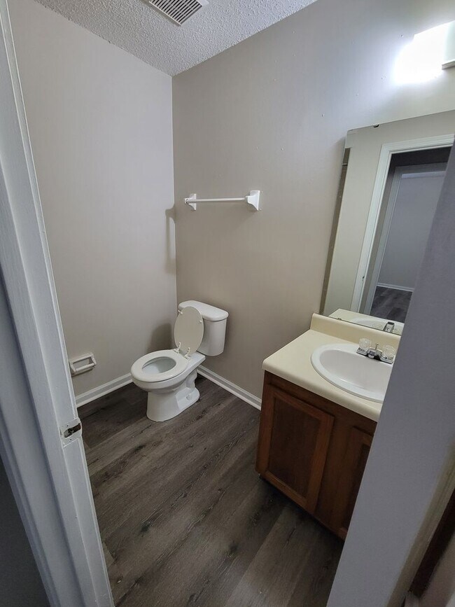 Building Photo - $1200 - 2/2 - Jefferson Square Apartment -...