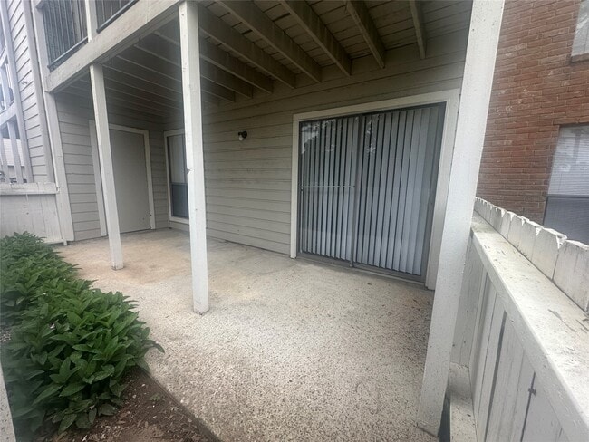 Building Photo - 17401 Red Oak Dr